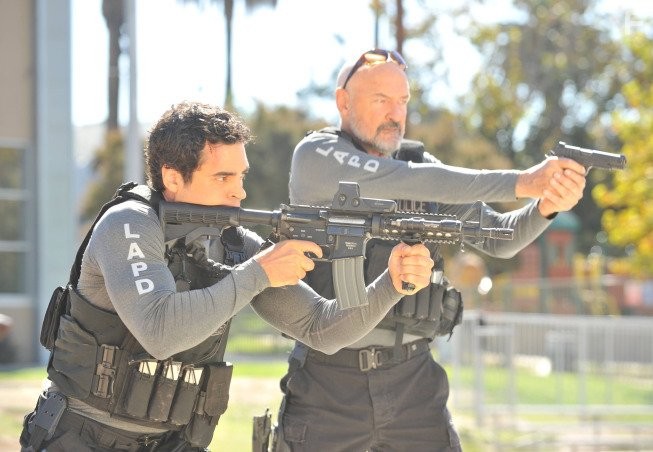 Terry O'Quinn and Ramon Rodriguez in Преступные связи (2014)