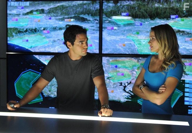 Shantel VanSanten and Ramon Rodriguez in Преступные связи (2014)