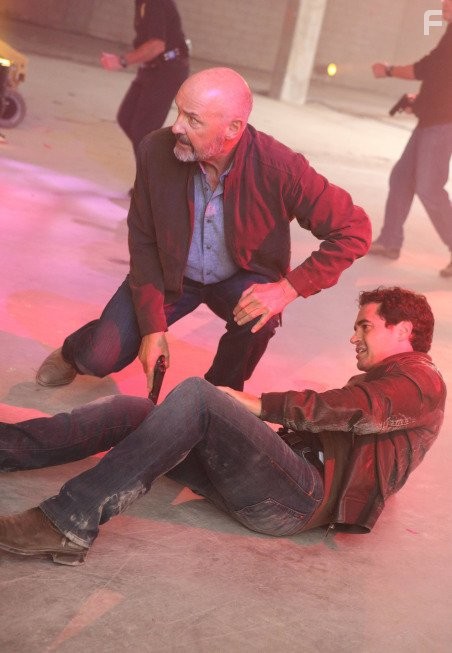 Terry O'Quinn and Ramon Rodriguez in Преступные связи (2014)