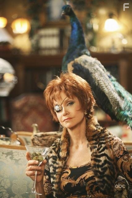 Swoosie Kurtz in Мертвые до востребования (2007)