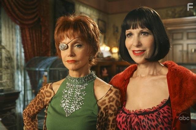 Swoosie Kurtz and Ellen Greene in Мертвые до востребования (2007)