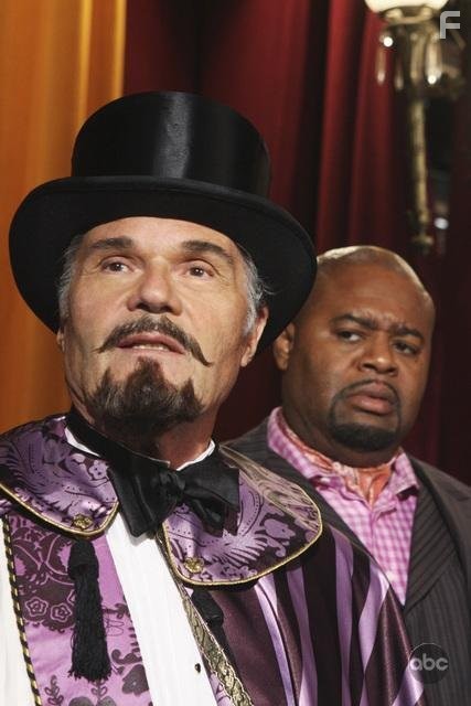 Chi McBride and Fred Willard in Мертвые до востребования (2007)