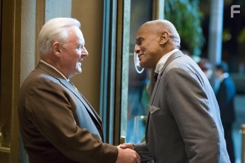 Anthony Hopkins and Harry Belafonte in Бобби (2006)