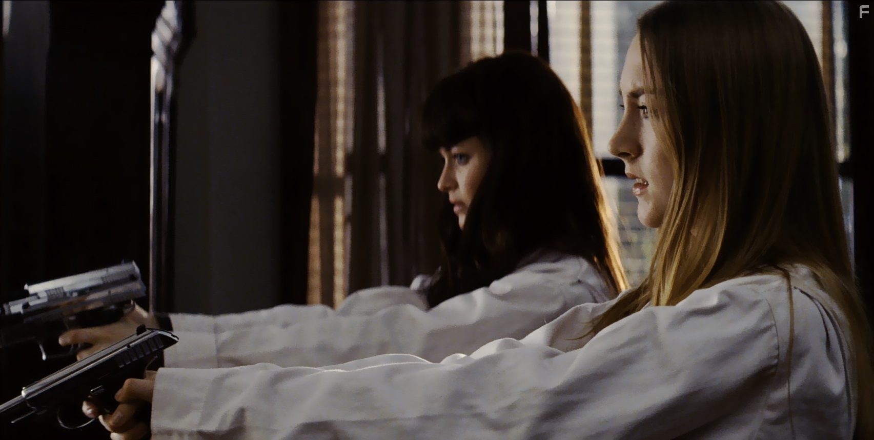 Alexis Bledel and Saoirse Ronan in Виолет и Дейзи (2011)