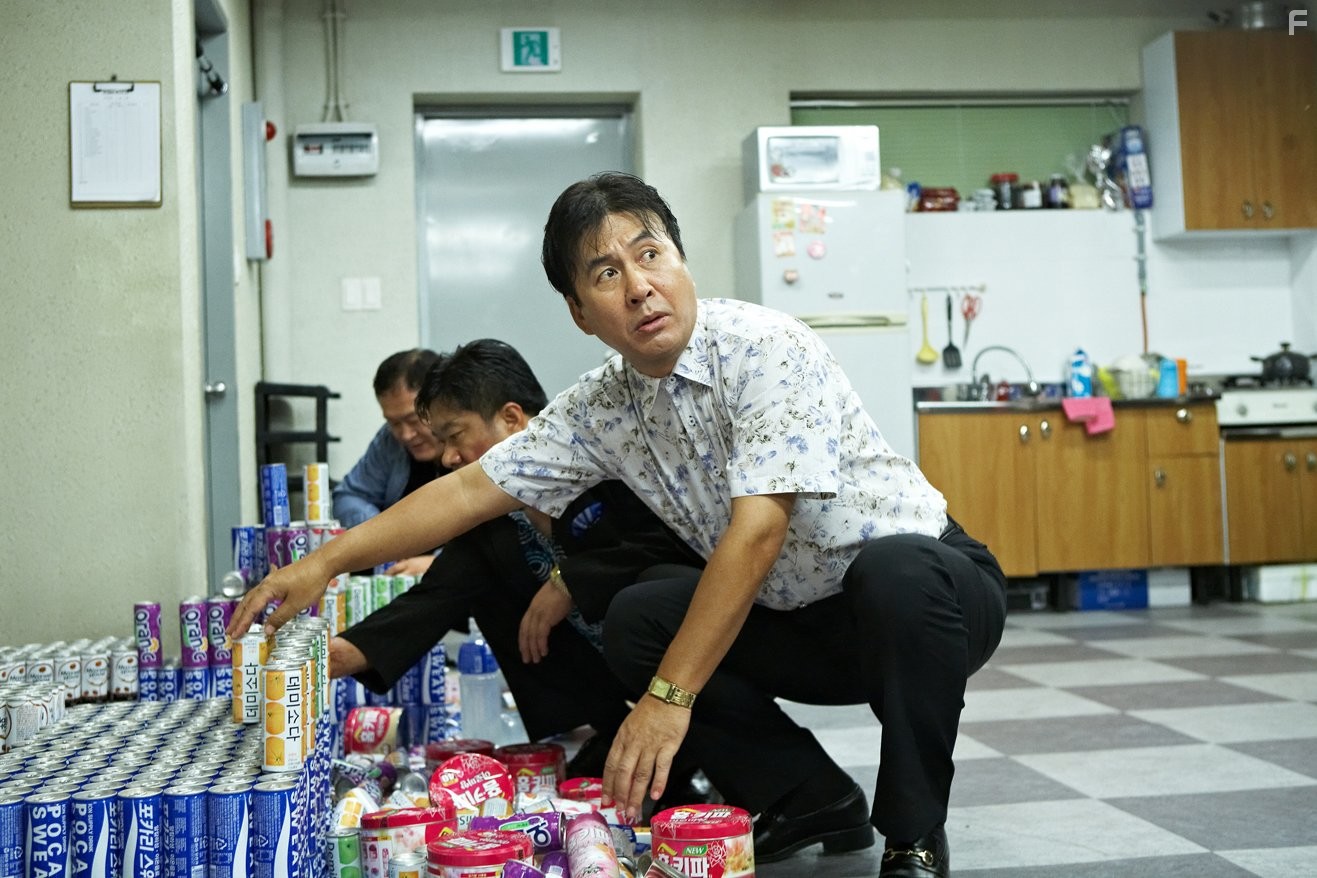 Joo-yoo-so-seup-gyeok-sa-geon-too (2010)