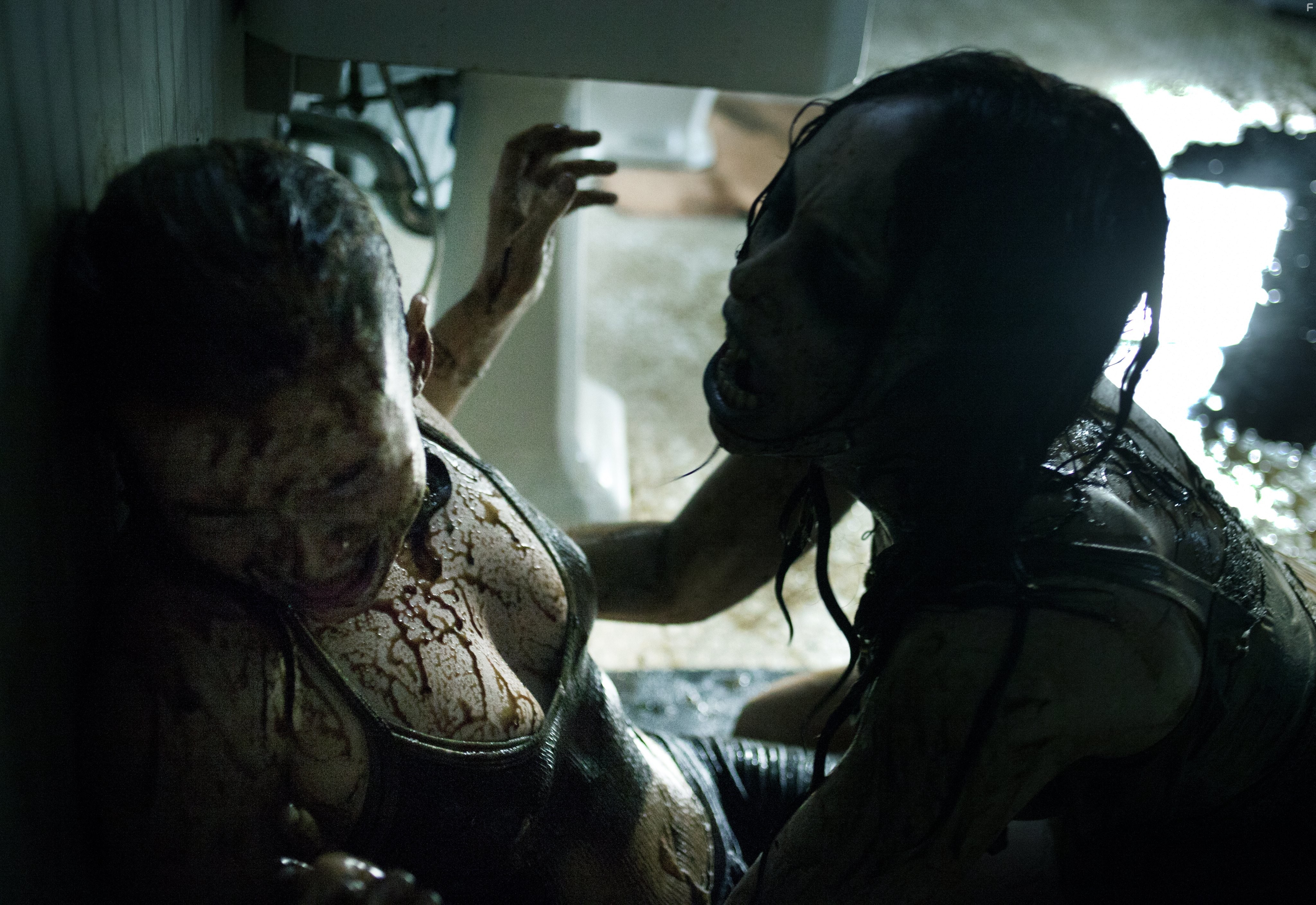 Amber Stevens West and Sarah Snook in Джезабель (2014)