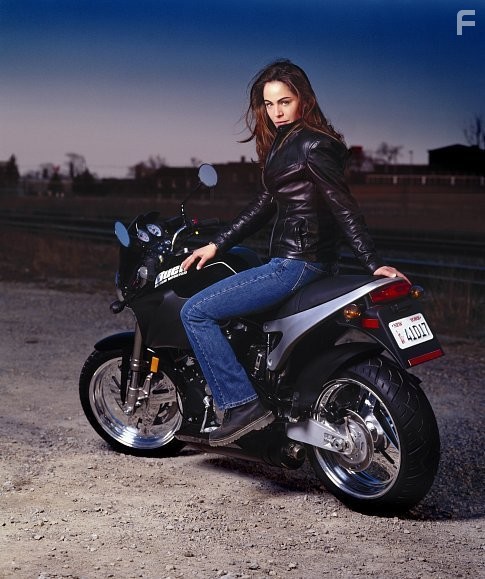 Yancy Butler in Ведьмин клинок (2001)