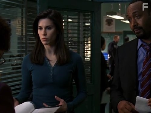 Jesse L. Martin and Milena Govich in Закон и порядок (1990)