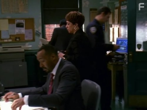 Jesse L. Martin and S. Epatha Merkerson in Закон и порядок (1990)
