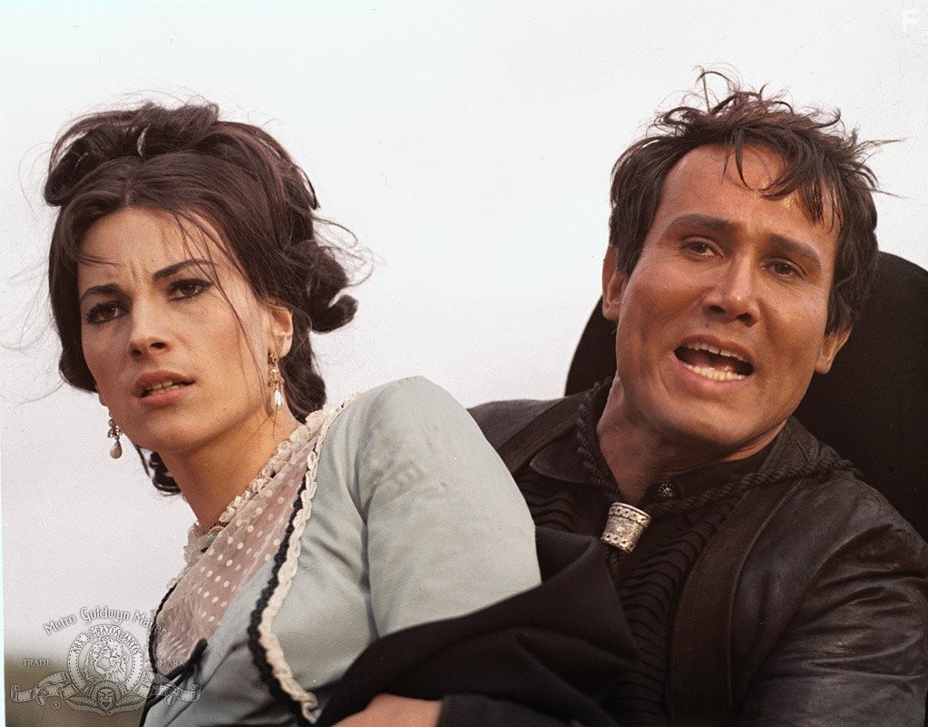 Nicoletta Machiavelli and Henry Silva in Доллары текут рекой (1966)