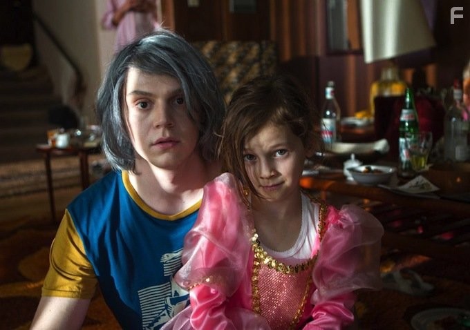 Evan Peters and Miya Shelton-Contreras in Люди Икс: Дни минувшего будущего (2014)