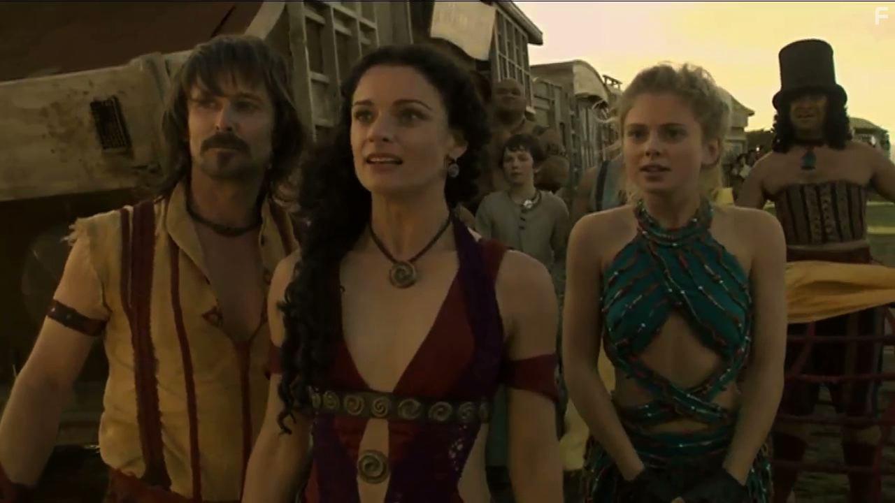 Danielle Cormack and Rose McIver in Maddigan's Quest (2006)