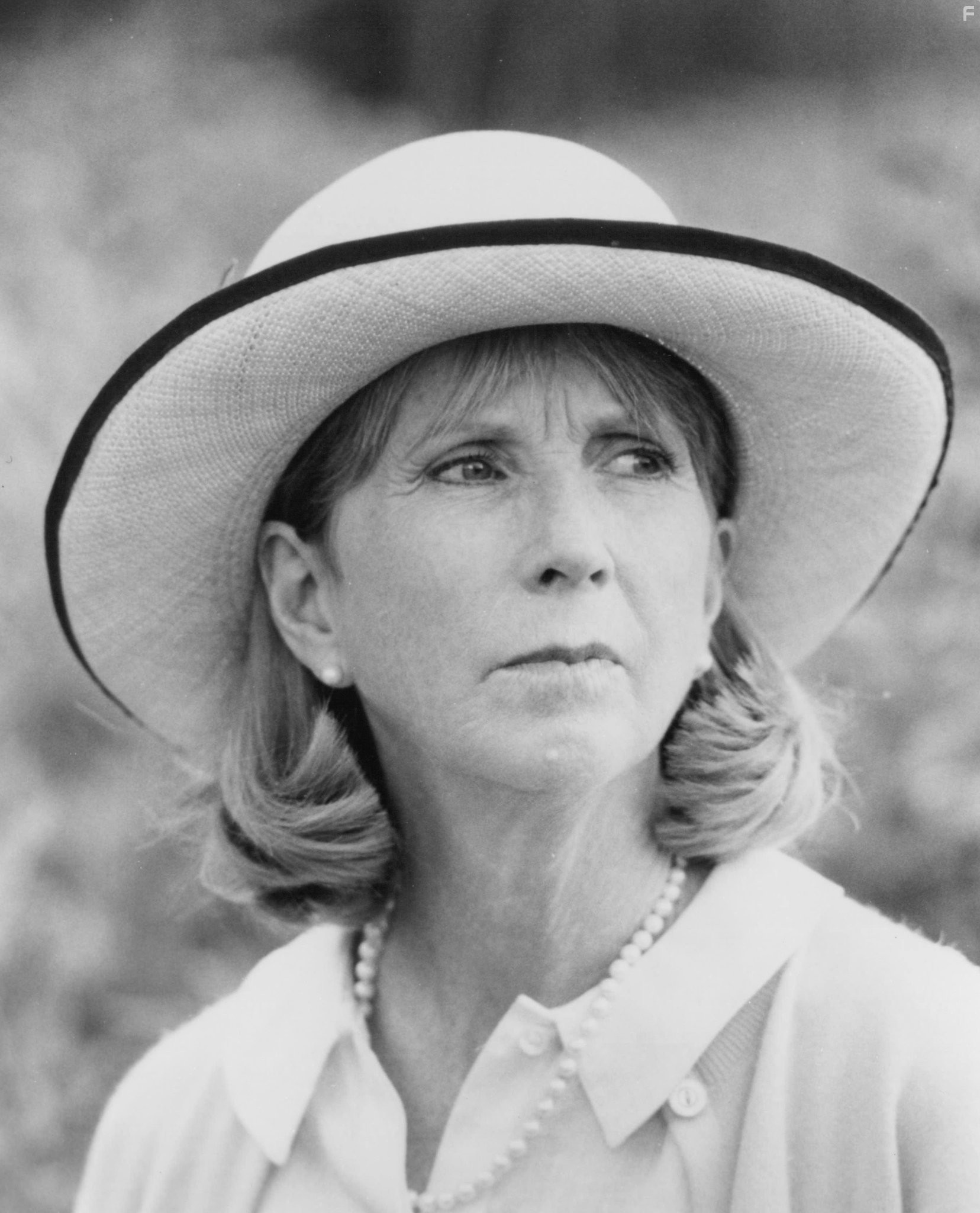 Julie Harris in Гориллы в тумане (1988)