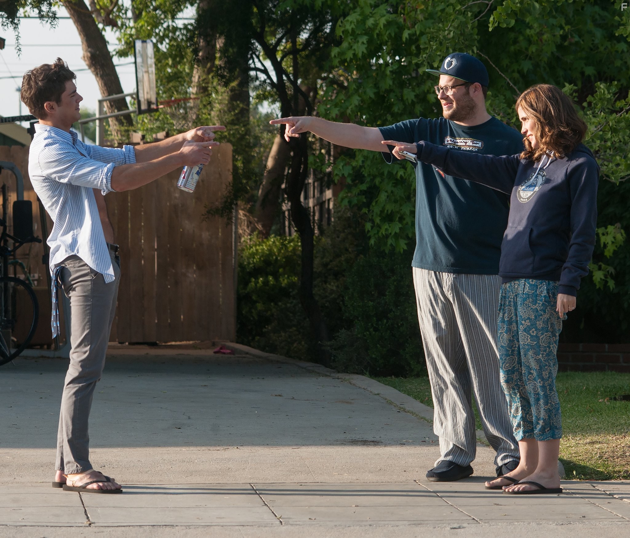 Rose Byrne, Seth Rogen, and Zac Efron in Соседи. На тропе войны (2014)