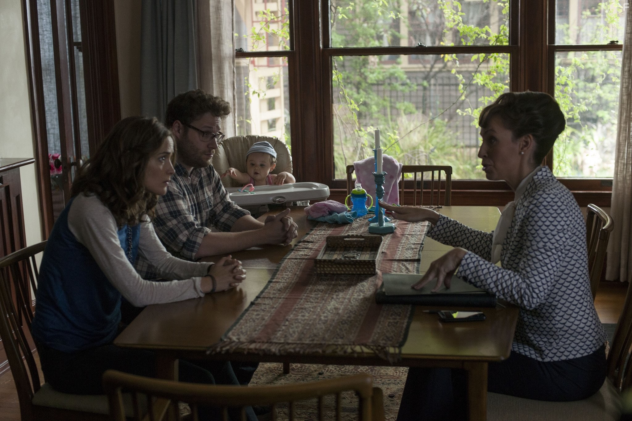 Rose Byrne, Seth Rogen, and Liz Cackowski in Соседи. На тропе войны (2014)