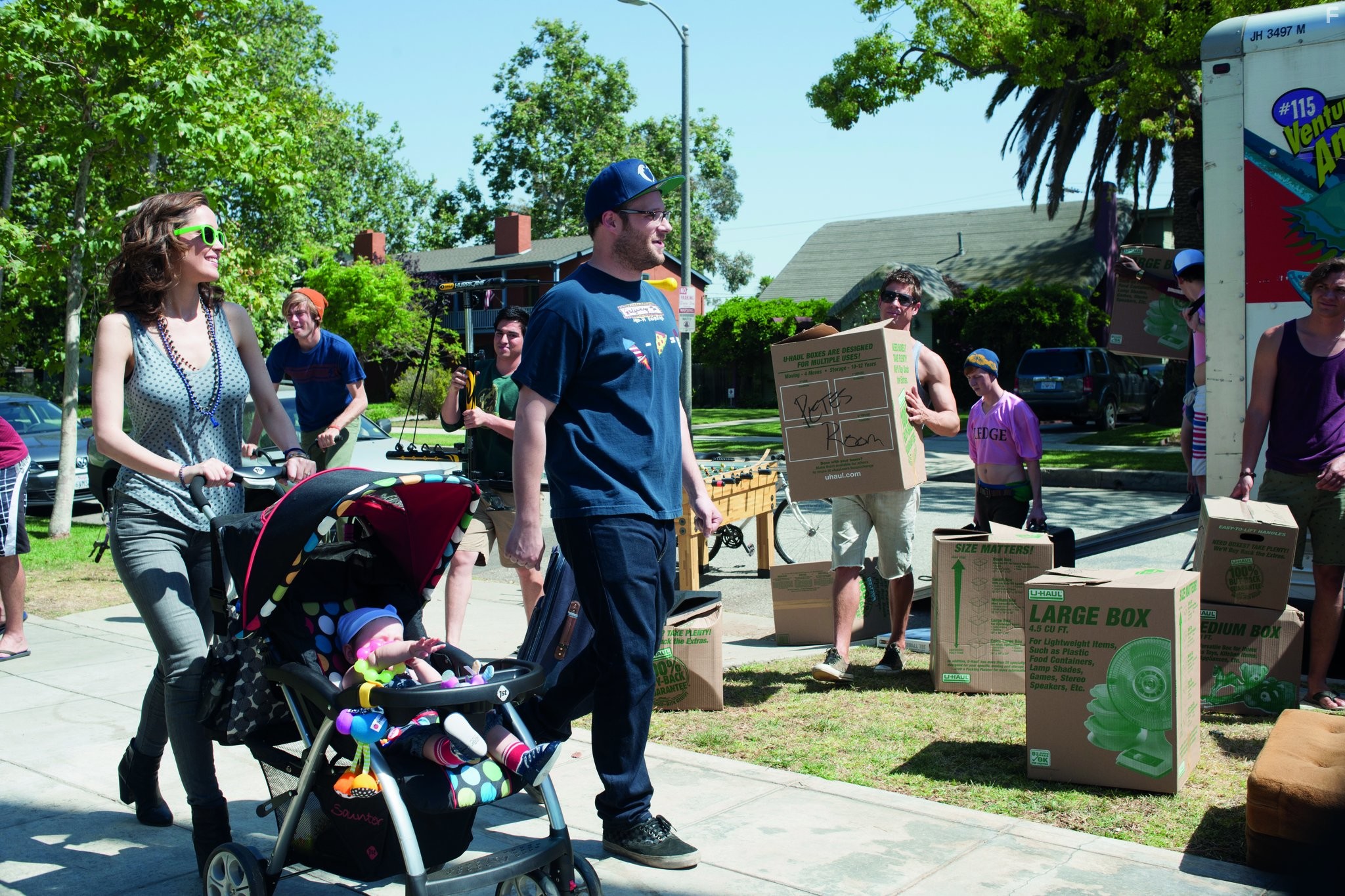 Rose Byrne and Seth Rogen in Соседи. На тропе войны (2014)