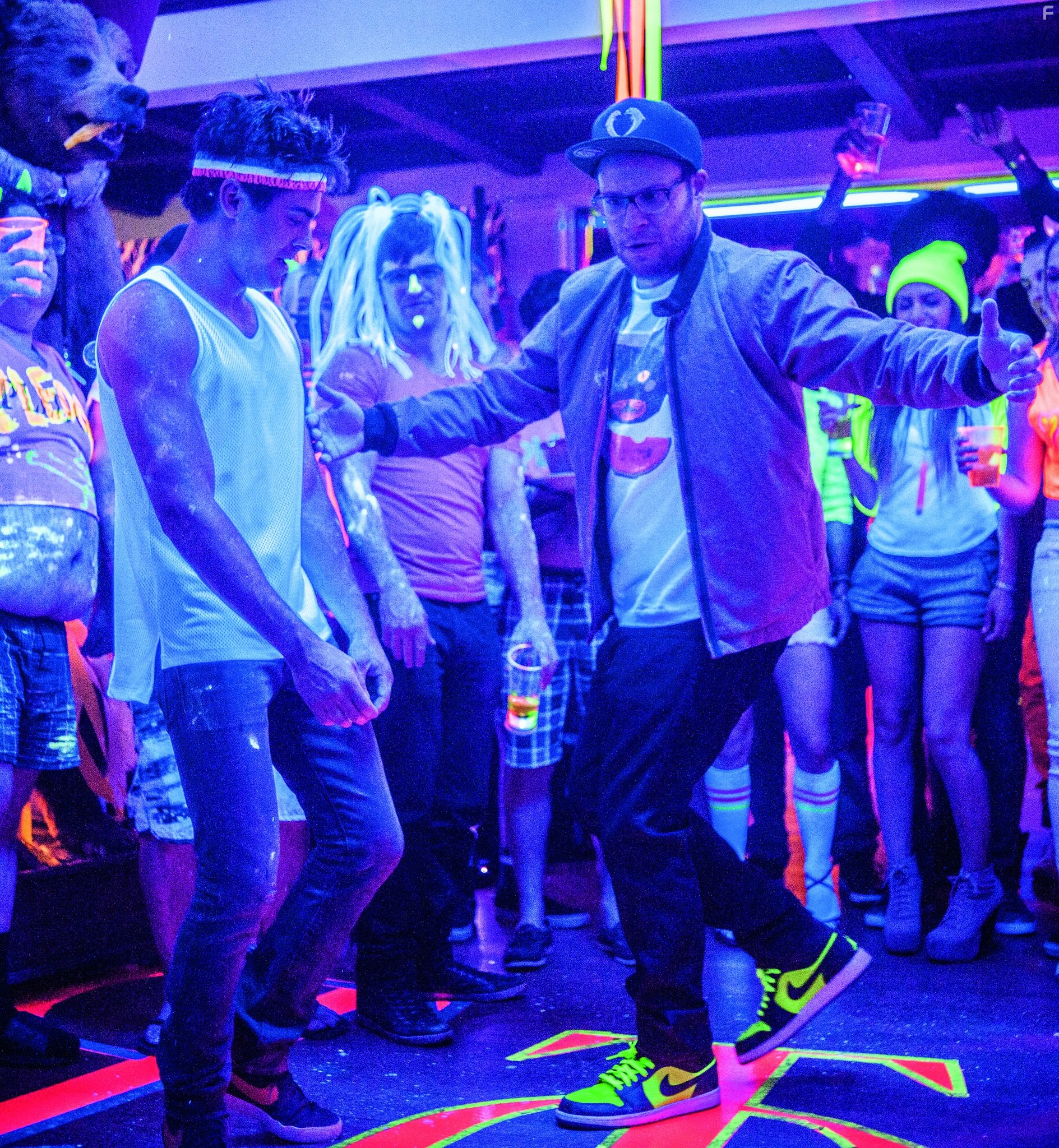 Seth Rogen and Zac Efron in Соседи. На тропе войны (2014)