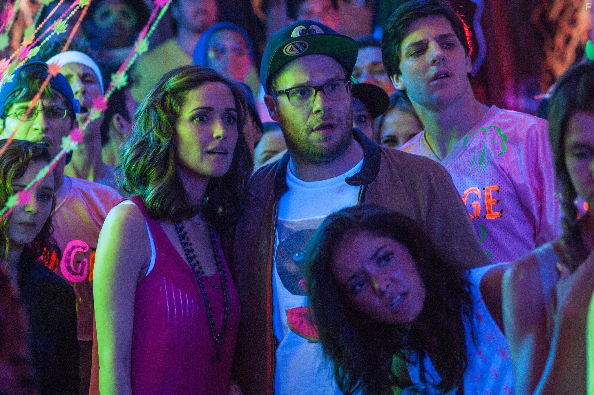 Rose Byrne and Seth Rogen in Соседи. На тропе войны (2014)