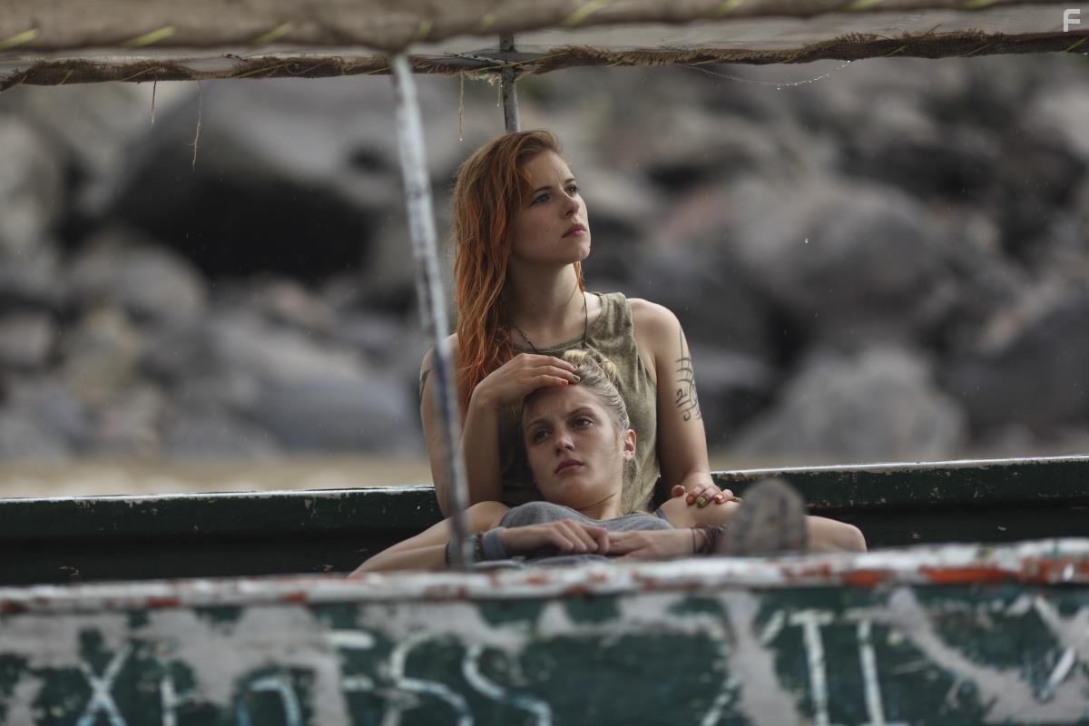 Magda Apanowicz and Kirby Bliss Blanton in Зеленый ад (2013)