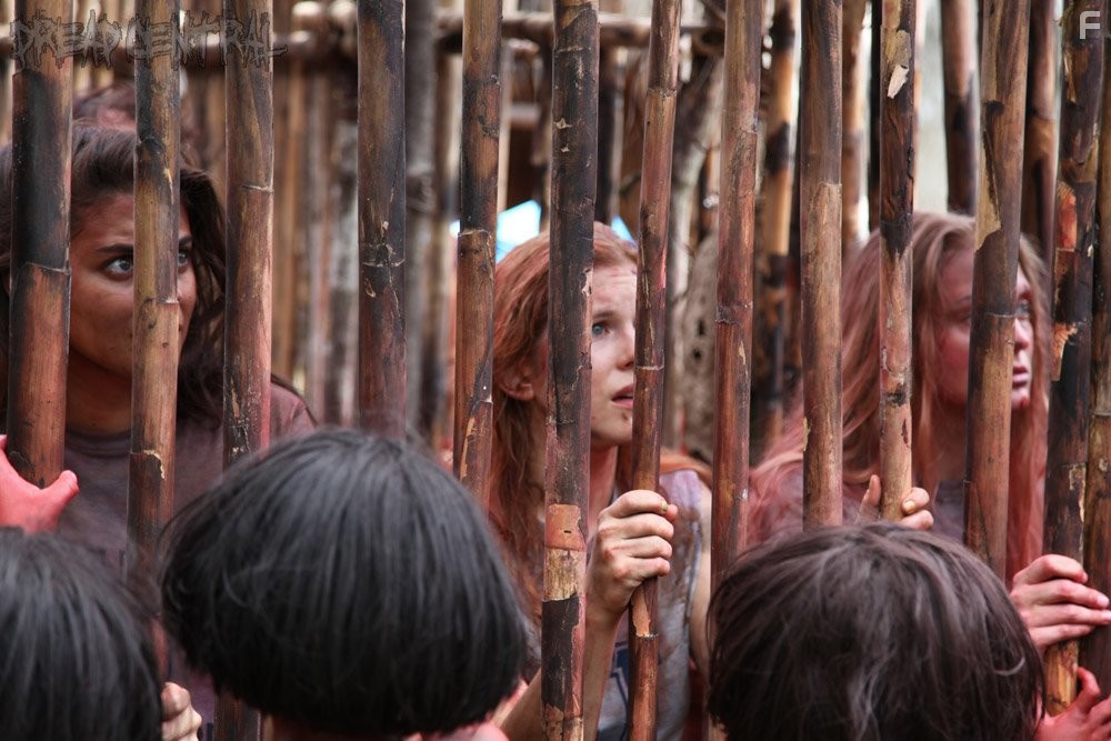 Magda Apanowicz, Kirby Bliss Blanton, and Lorenza Izzo in Зеленый ад (2013)