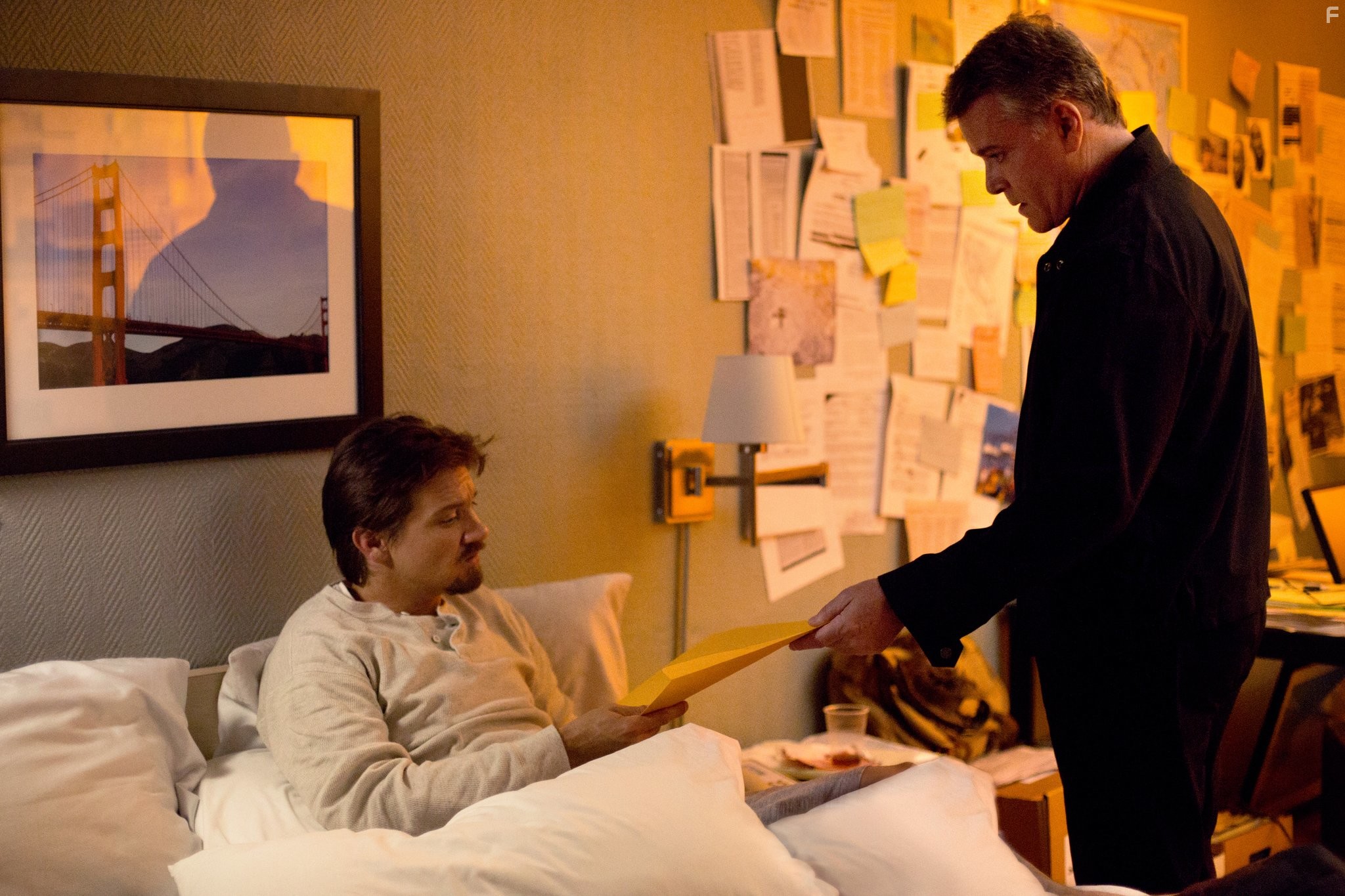 Ray Liotta and Jeremy Renner in Убить гонца (2014)