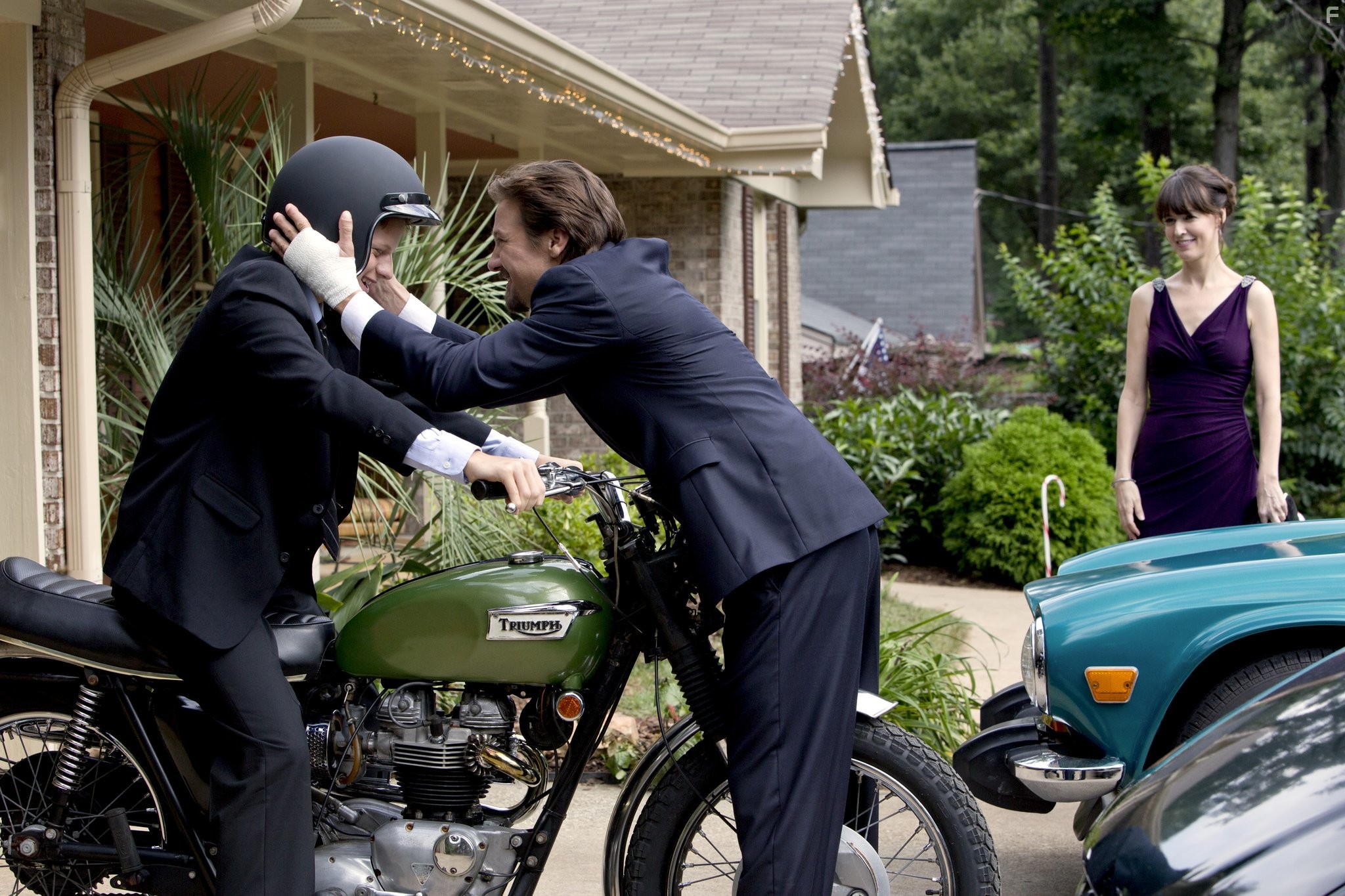 Jeremy Renner, Rosemarie DeWitt, and Lucas Hedges in Убить гонца (2014)