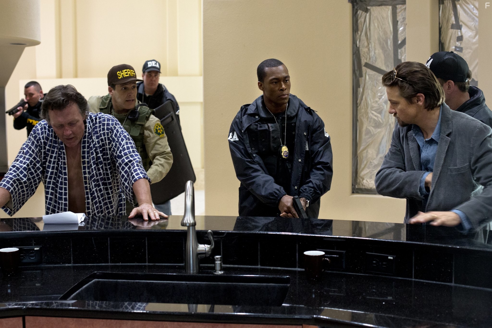 Robert Patrick, E. Roger Mitchell, and Jeremy Renner in Убить гонца (2014)