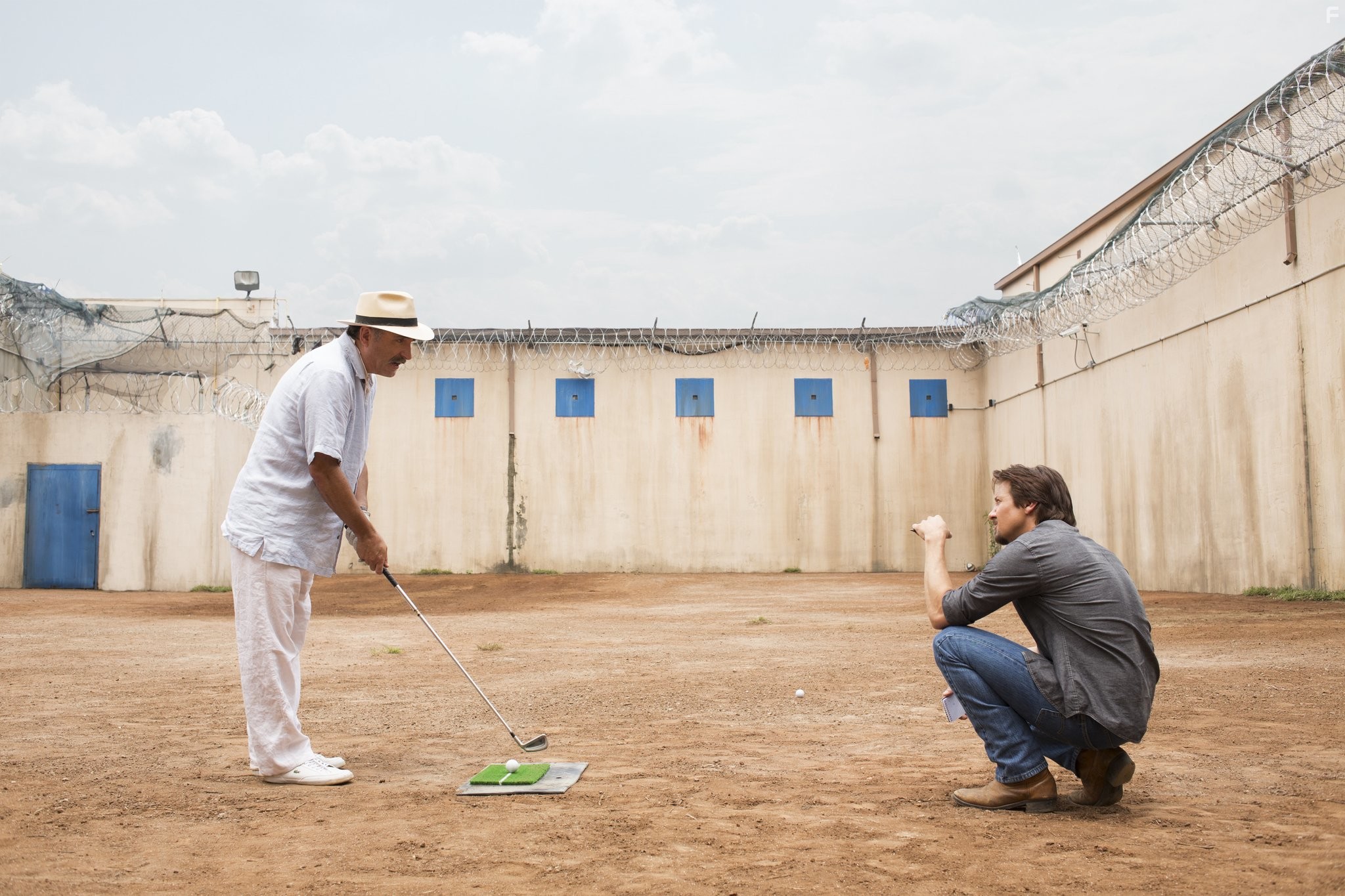 Andy Garcia and Jeremy Renner in Убить гонца (2014)