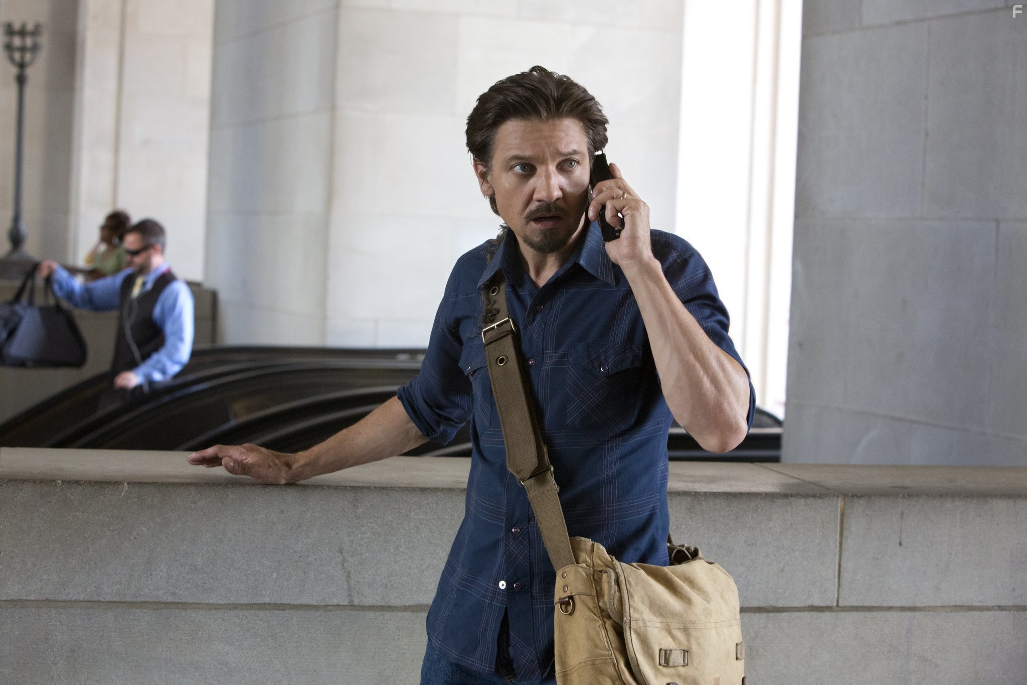 Jeremy Renner in Убить гонца (2014)