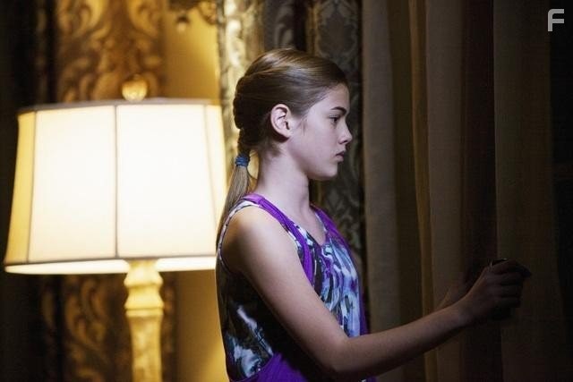 McKaley Miller in Врата (2010)