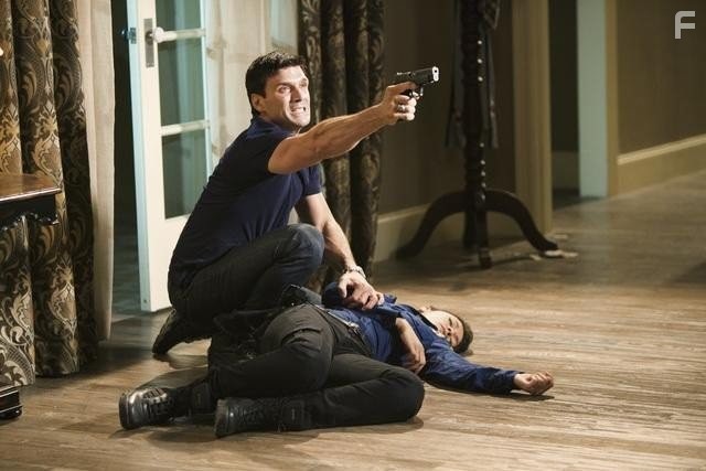 Frank Grillo and Janina Gavankar in Врата (2010)