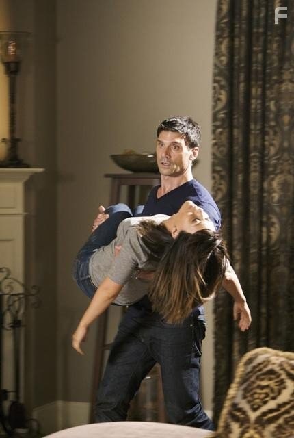 Marisol Nichols in Врата (2010)