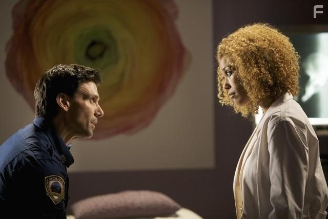 Frank Grillo and Victoria Gabrielle Platt in Врата (2010)