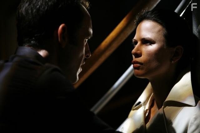 Paul Blackthorne and Rhona Mitra in Врата (2010)