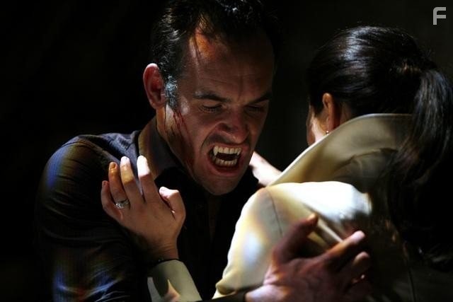 Paul Blackthorne and Rhona Mitra in Врата (2010)