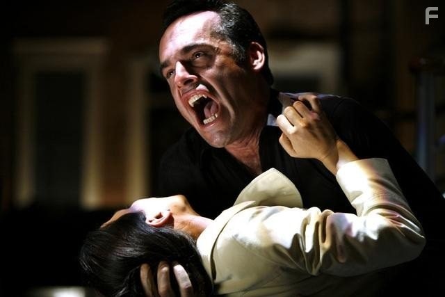 Paul Blackthorne and Rhona Mitra in Врата (2010)