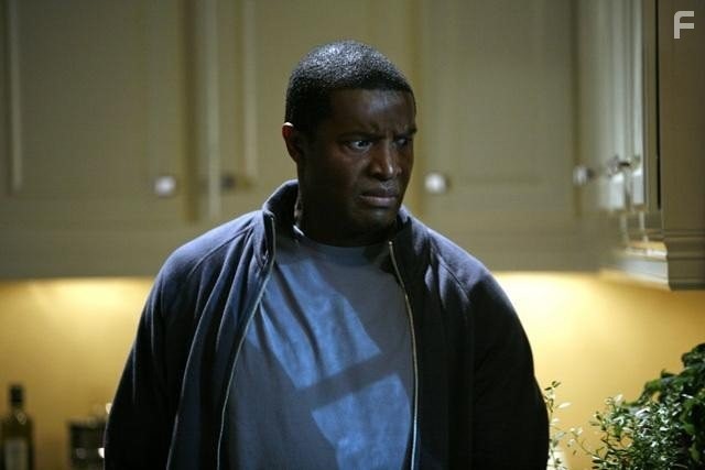 Roger Cross in Врата (2010)