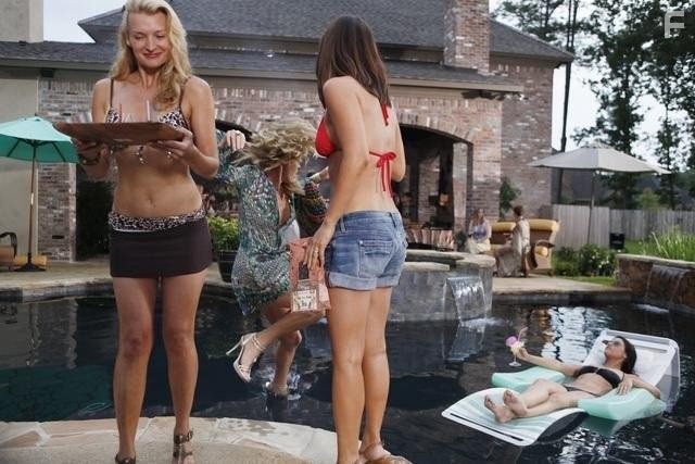 Andrea Powell, Marisol Nichols, Chandra West, and Janina Gavankar in Врата (2010)