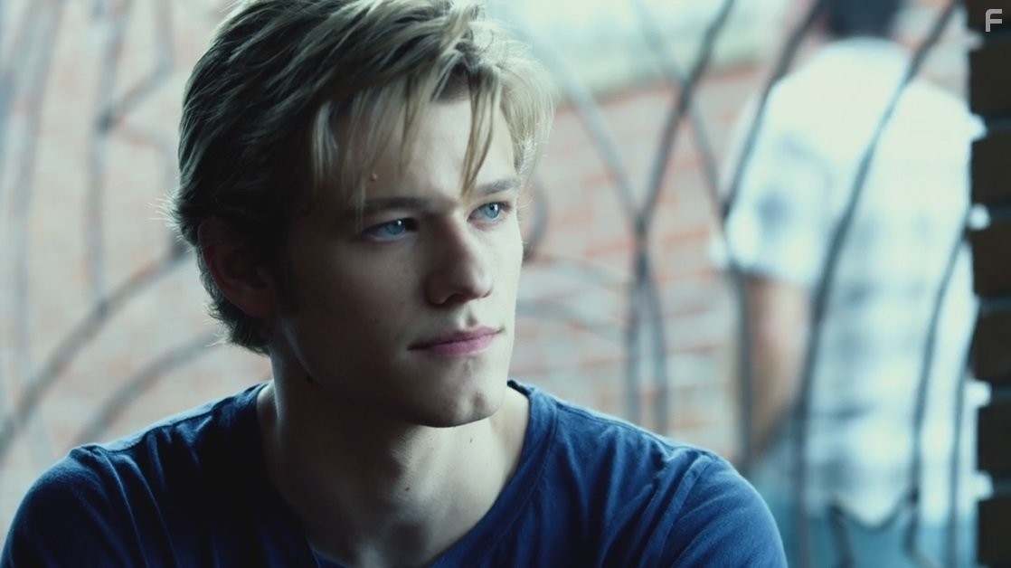 Lucas Till in Одержимая (2013)