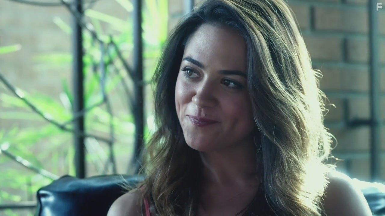 Camille Guaty in Одержимая (2013)