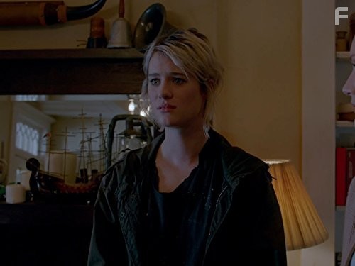 Mackenzie Davis in Остановись и гори (2014)