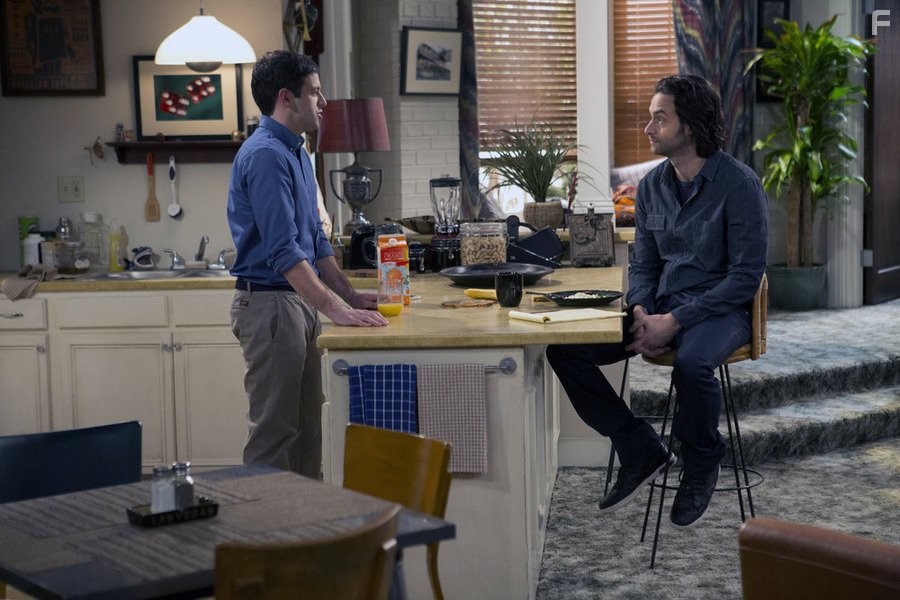 Chris D'Elia and Brent Morin in Непригодные для свиданий (2014)