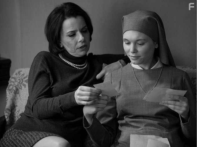 Agata Kulesza and Agata Trzebuchowska in Ида (2013)