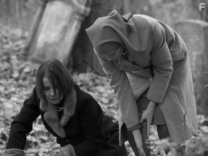 Agata Kulesza and Agata Trzebuchowska in Ида (2013)