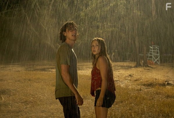 Dave Davis and Sloane Coe in Акула-призрак (2013)