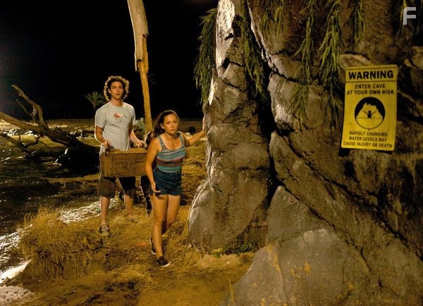 Mackenzie Rosman and Dave Davis in Акула-призрак (2013)