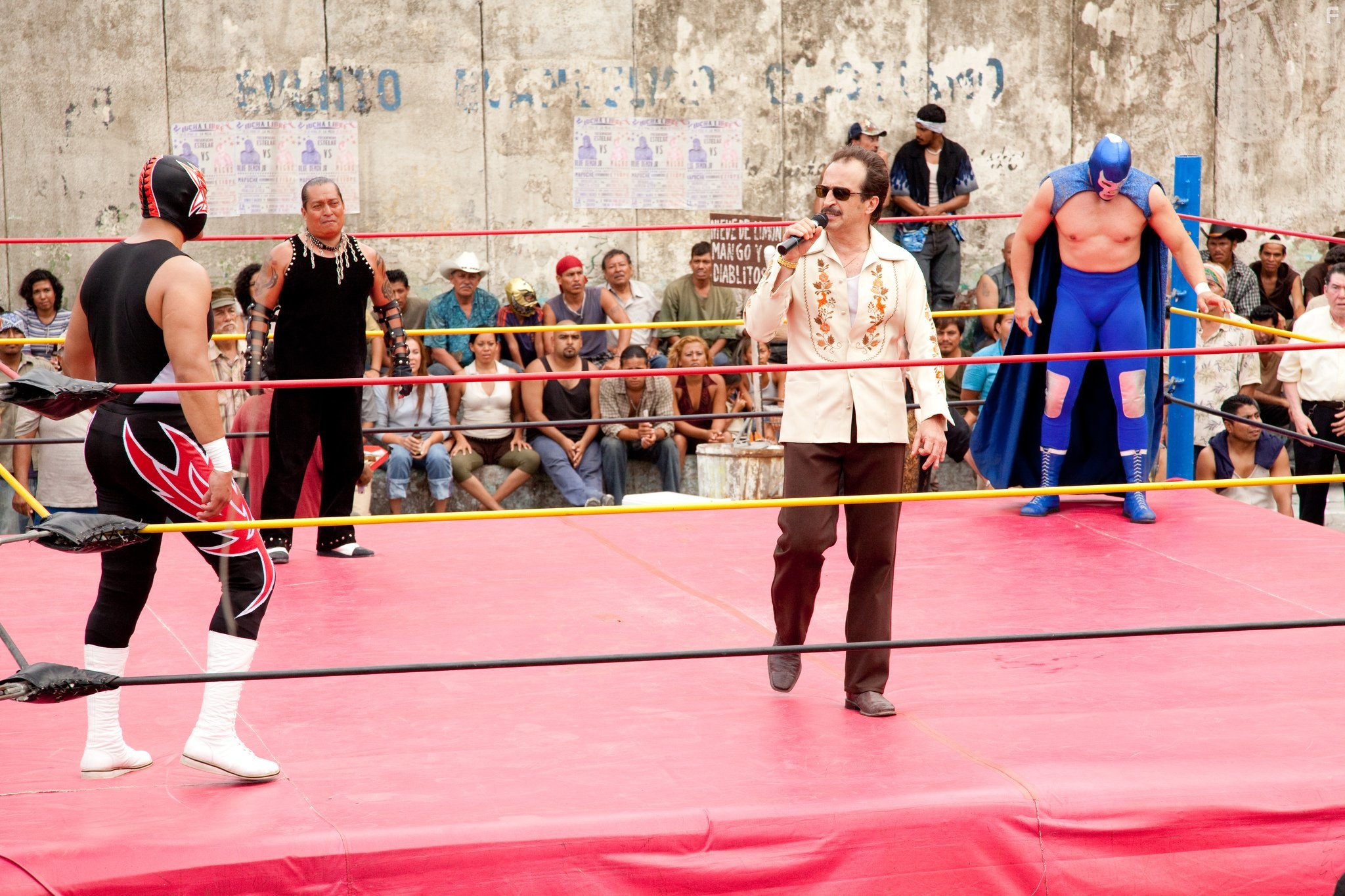 Daniel Gim?nez Cacho and Kevin Hernandez in 'Весёлые' каникулы (2012)