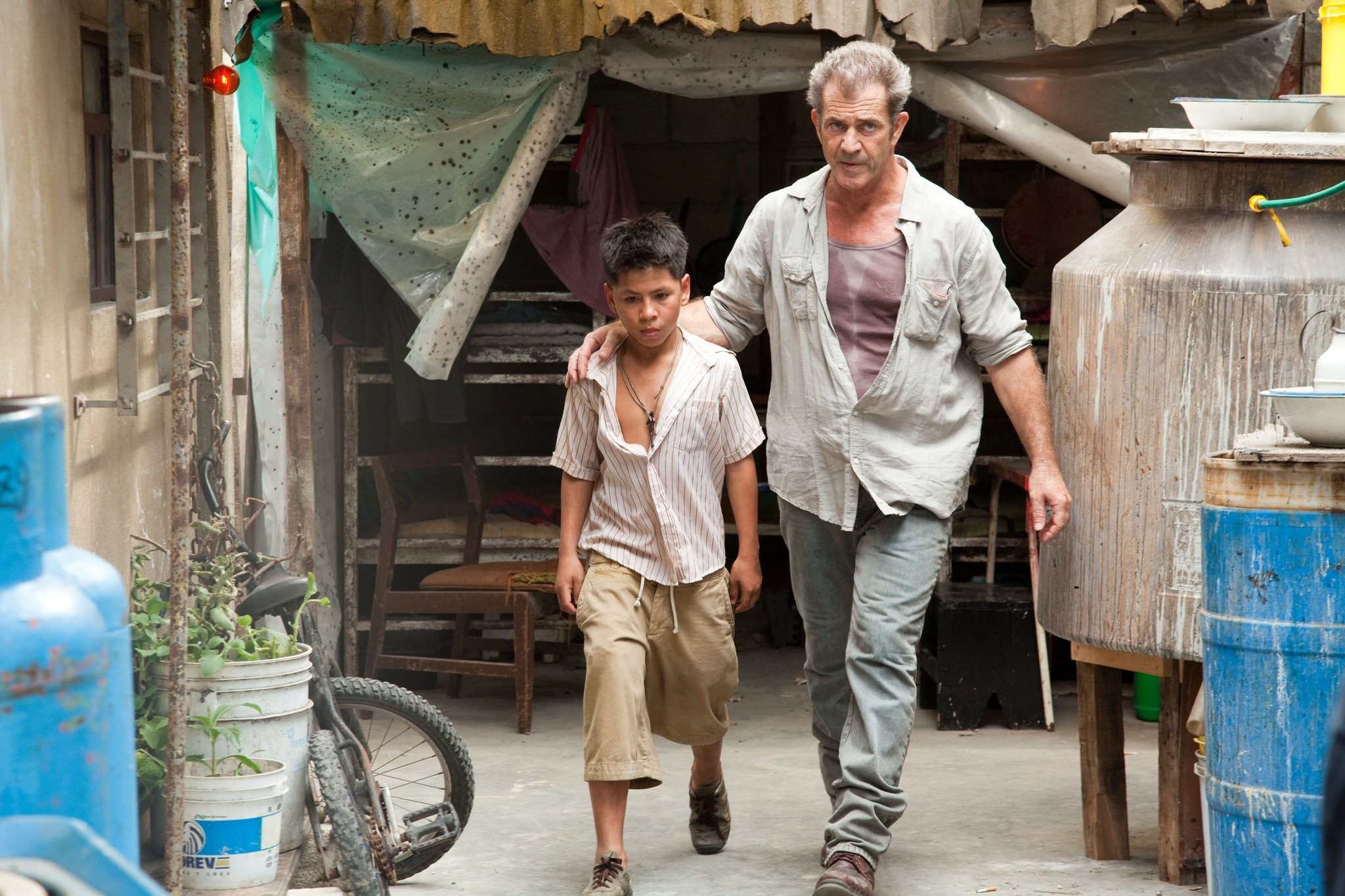 Mel Gibson and Kevin Hernandez in 'Весёлые' каникулы (2012)
