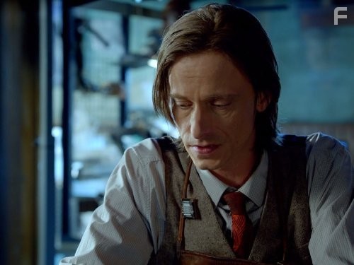 Mackenzie Crook in Почти человек (2013)