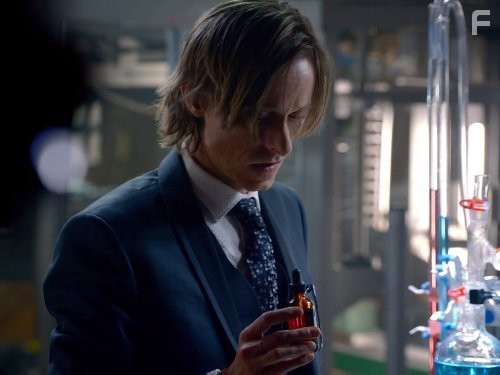 Mackenzie Crook in Почти человек (2013)